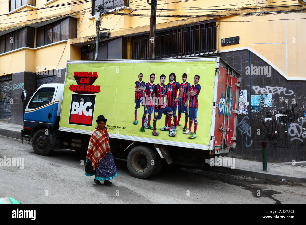 L Aymara donna passato a piedi carrello appartenente ad uno di Barcelona Football Club di partner regionali, La Paz, Bolivia Foto Stock