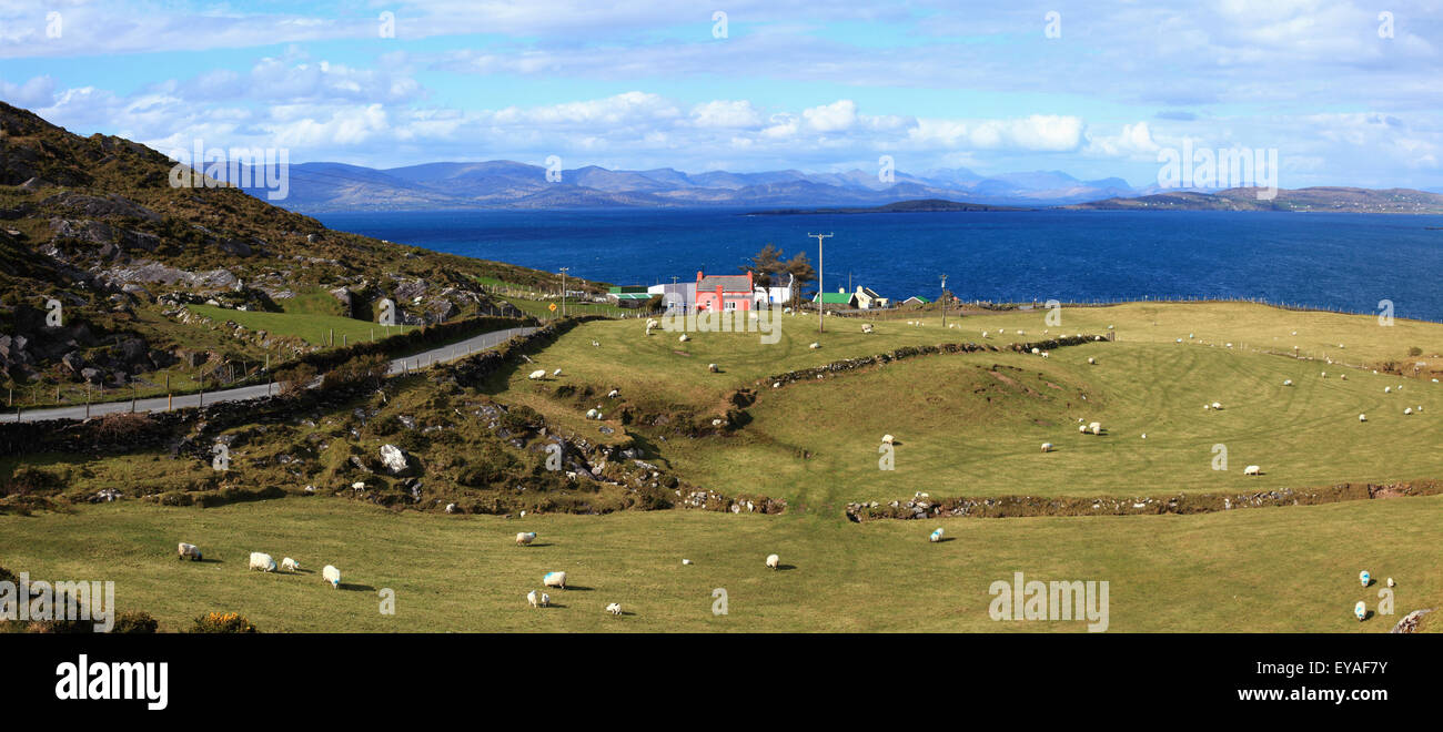 Vista da coastroad tra eyeries e allihies;nella contea di Cork in Irlanda Foto Stock