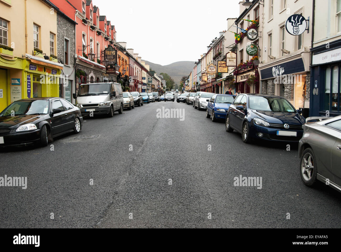 Automobili parcheggiate lungo entrambi i lati della strada; Kenmare, nella contea di Kerry, Irlanda Foto Stock