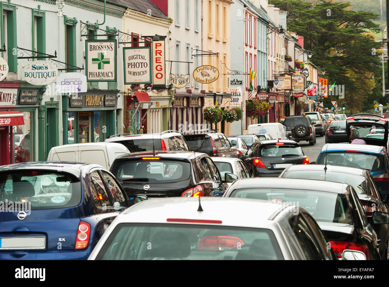 Il traffico in una strada piena di automobili parcheggiate, Kenmare, nella contea di Kerry, Irlanda Foto Stock