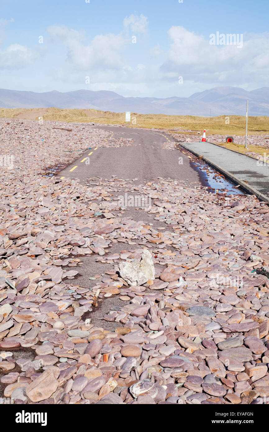 Rock lavato fino al di sopra della strada in corrispondenza di Glenbeigh Beach; Glenbeigh, nella contea di Kerry, Irlanda Foto Stock