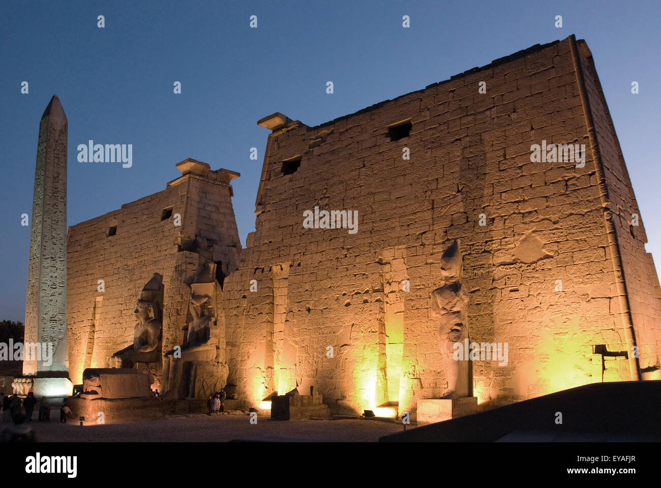 Luxor, Egitto. Tempio di Luxor (Ipet resyt): il primo pilone e l'obelisco di notte Foto Stock