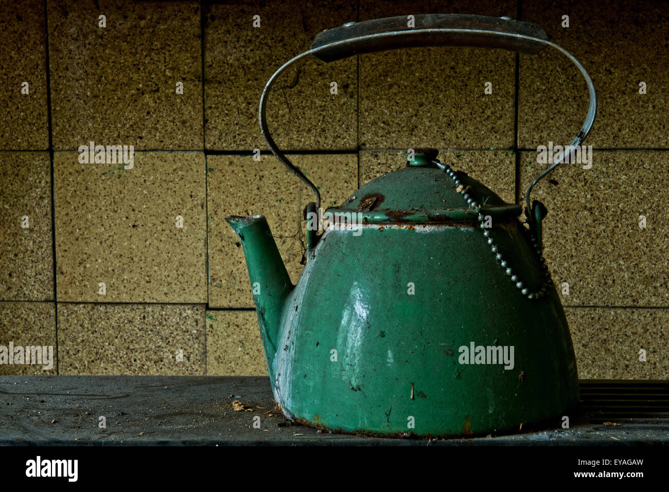 Esplorare urbano di un casale abbandonato in Belgio che ha ancora la maggior parte delle sue caratteristiche e mobili. Foto Stock