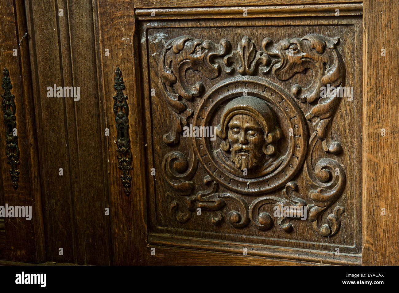 Esplorare urbano di un casale abbandonato in Belgio che ha ancora la maggior parte delle sue caratteristiche e mobili. Foto Stock