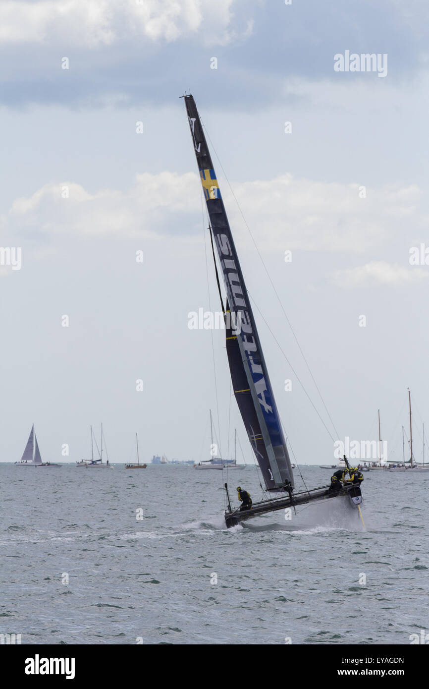 Portsmouth, Regno Unito 25 luglio 2015 Svezia team a prepararsi per la prima Louis Vuitton America's Cup World Series gara ufficiale in Portsmouth Credito: ALEX BAILEY/Alamy Live News Foto Stock