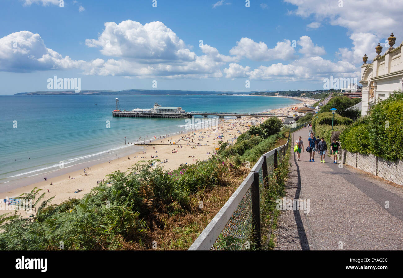 La spiaggia e il molo approccio da Oriente Cliffs, Bournemouth, Baia di Poole, Dorset, England, Regno Unito Foto Stock