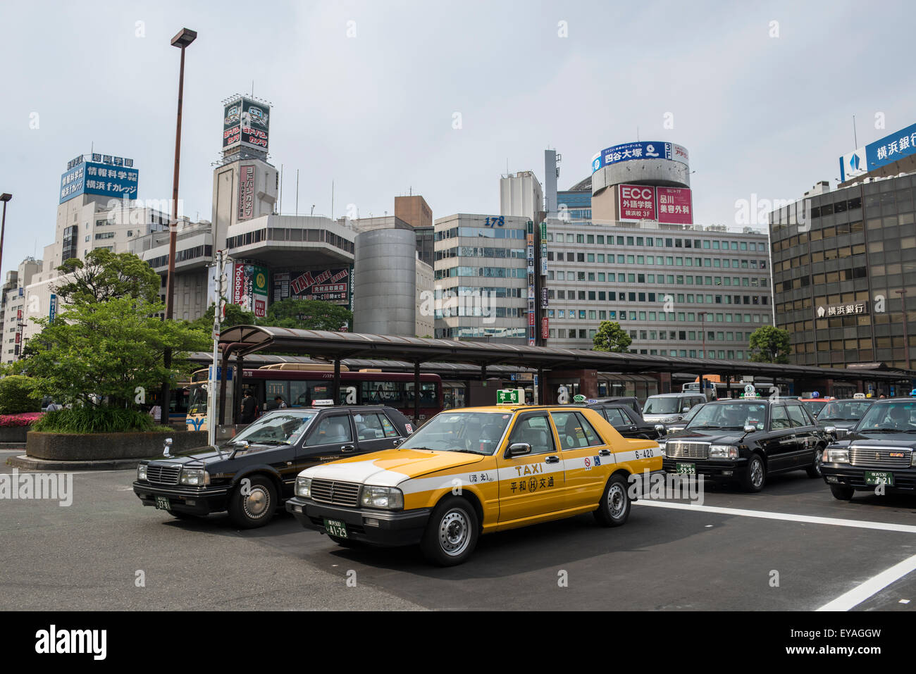 Taxi presso la Stazione di Yokohama, Giappone Foto Stock