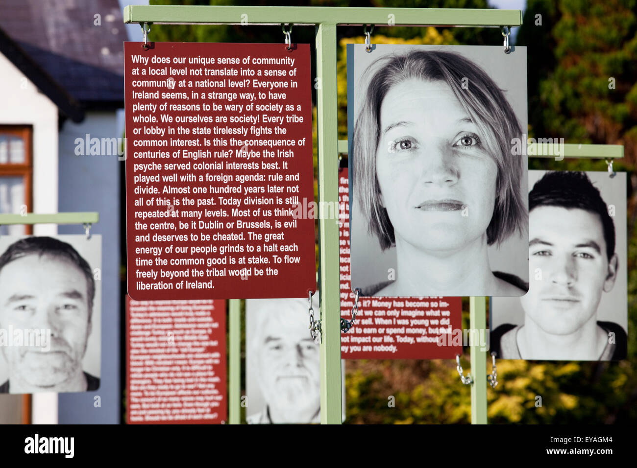 Ritratti di persone con citazioni sull' Irlanda; Sneem, nella contea di Kerry, Irlanda Foto Stock