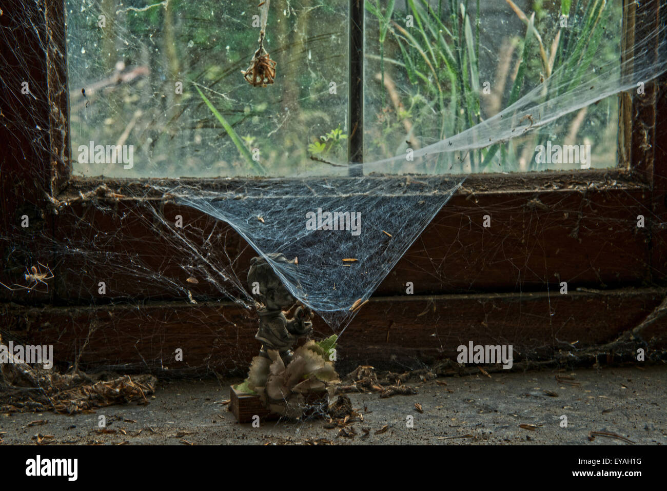 Esplorare urbano di un casale abbandonato in Belgio che ha ancora la maggior parte delle sue caratteristiche e mobili. Foto Stock