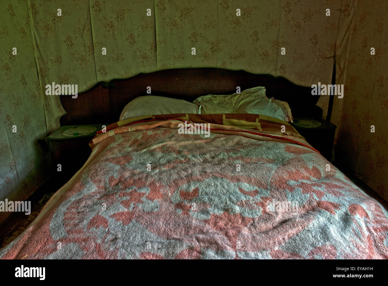 Esplorare urbano di un casale abbandonato in Belgio che ha ancora la maggior parte delle sue caratteristiche e mobili. Foto Stock