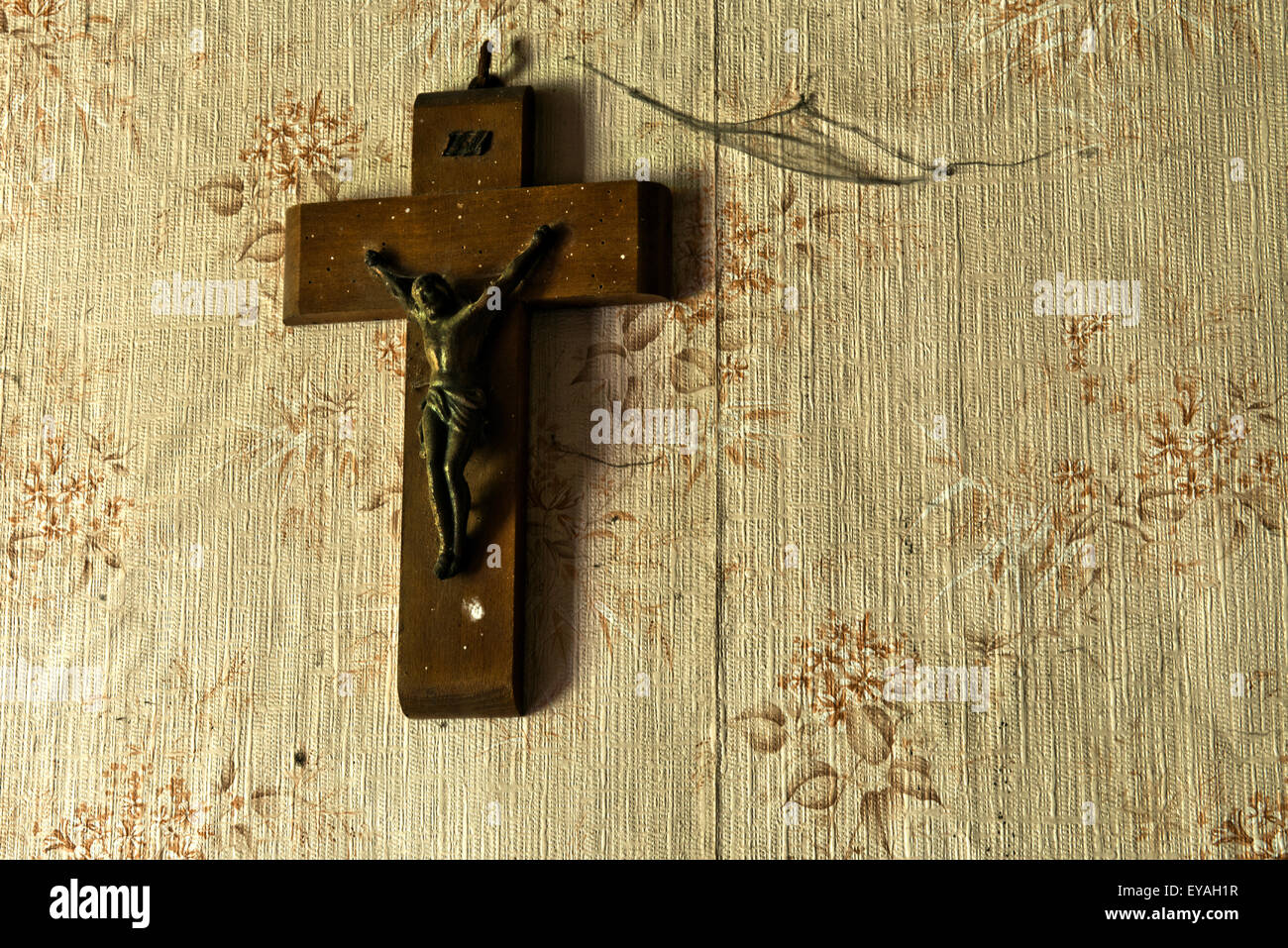 Esplorare urbano di un casale abbandonato in Belgio che ha ancora la maggior parte delle sue caratteristiche e mobili. Foto Stock