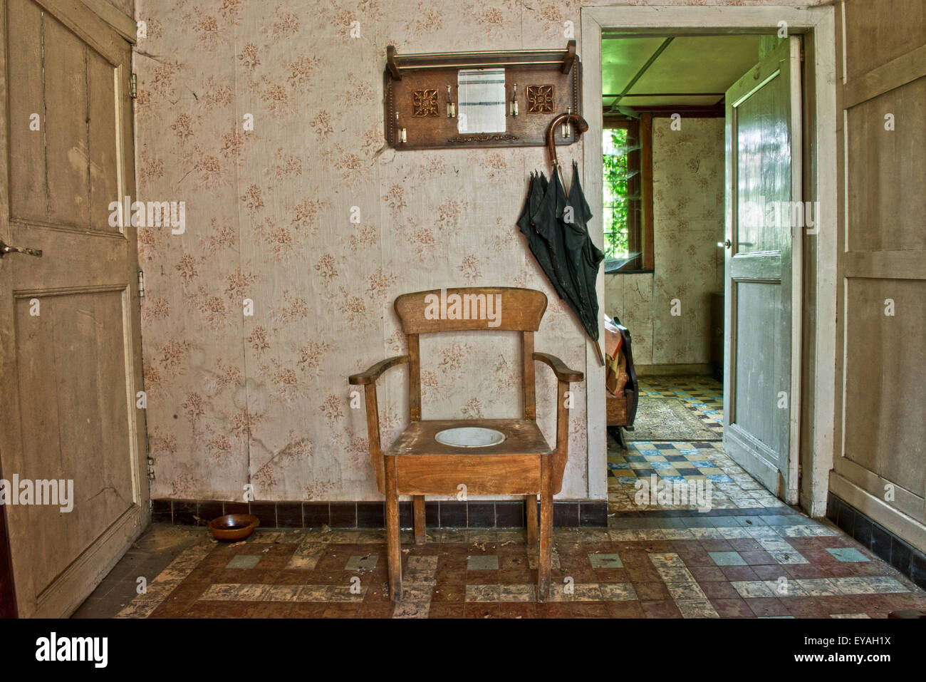 Esplorare urbano di un casale abbandonato in Belgio che ha ancora la maggior parte delle sue caratteristiche e mobili. Foto Stock