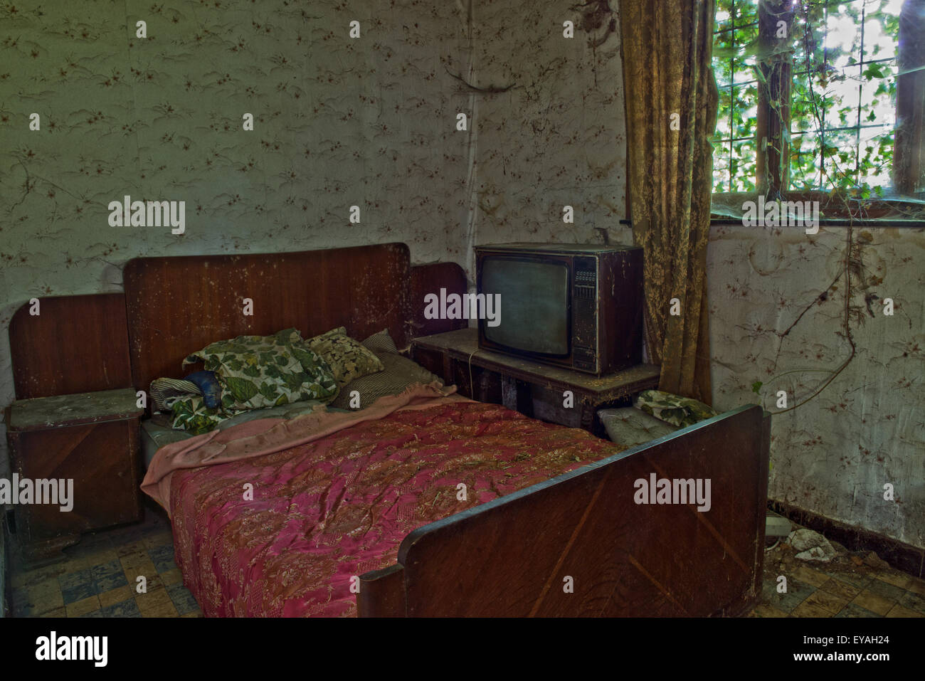 Esplorare urbano di un casale abbandonato in Belgio che ha ancora la maggior parte delle sue caratteristiche e mobili. Foto Stock