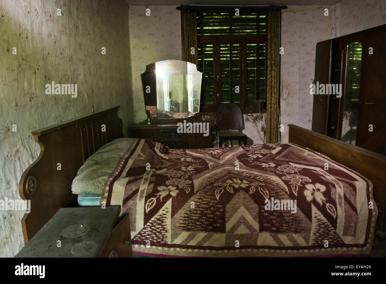 Esplorare urbano di un casale abbandonato in Belgio che ha ancora la maggior parte delle sue caratteristiche e mobili. Foto Stock