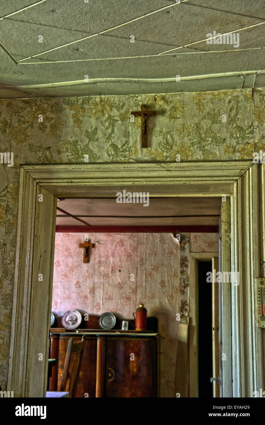 Esplorare urbano di un casale abbandonato in Belgio che ha ancora la maggior parte delle sue caratteristiche e mobili. Foto Stock