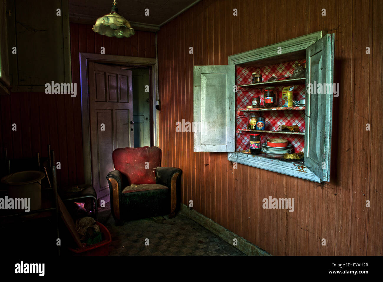 Esplorare urbano di un casale abbandonato in Belgio che ha ancora la maggior parte delle sue caratteristiche e mobili. Foto Stock