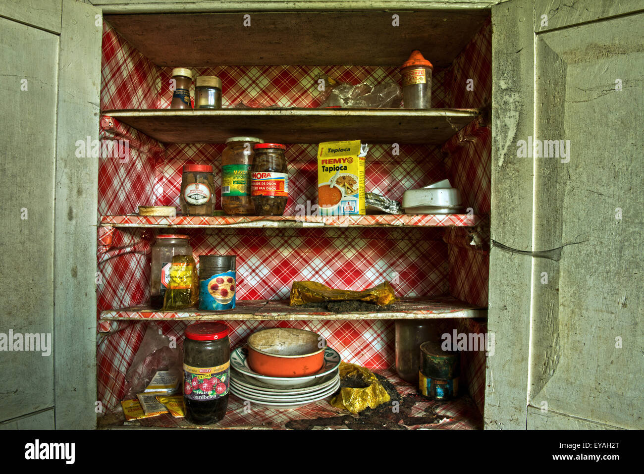 Esplorare urbano di un casale abbandonato in Belgio che ha ancora la maggior parte delle sue caratteristiche e mobili. Foto Stock