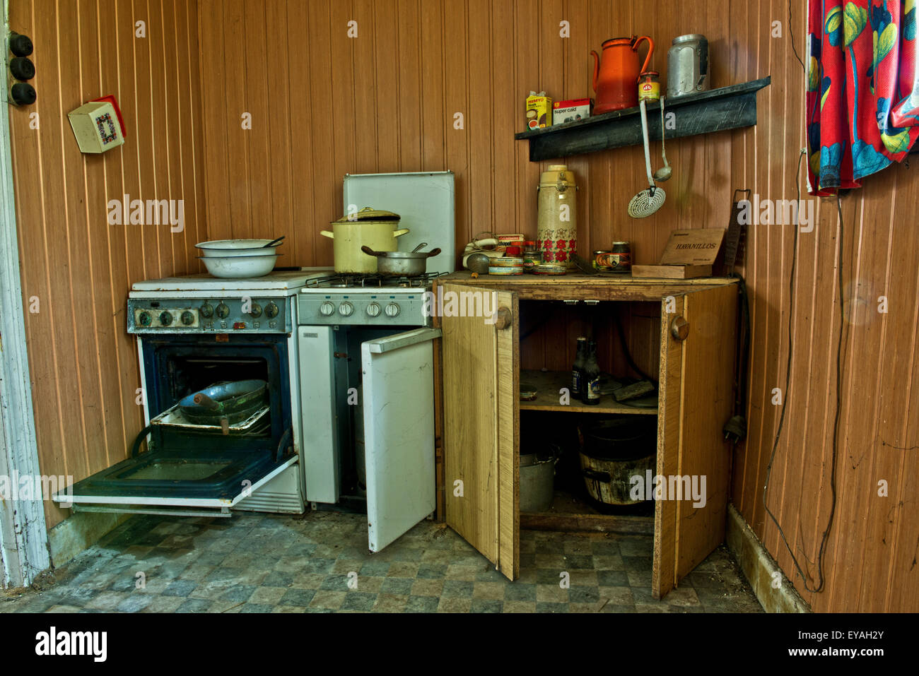 Esplorare urbano di un casale abbandonato in Belgio che ha ancora la maggior parte delle sue caratteristiche e mobili. Foto Stock