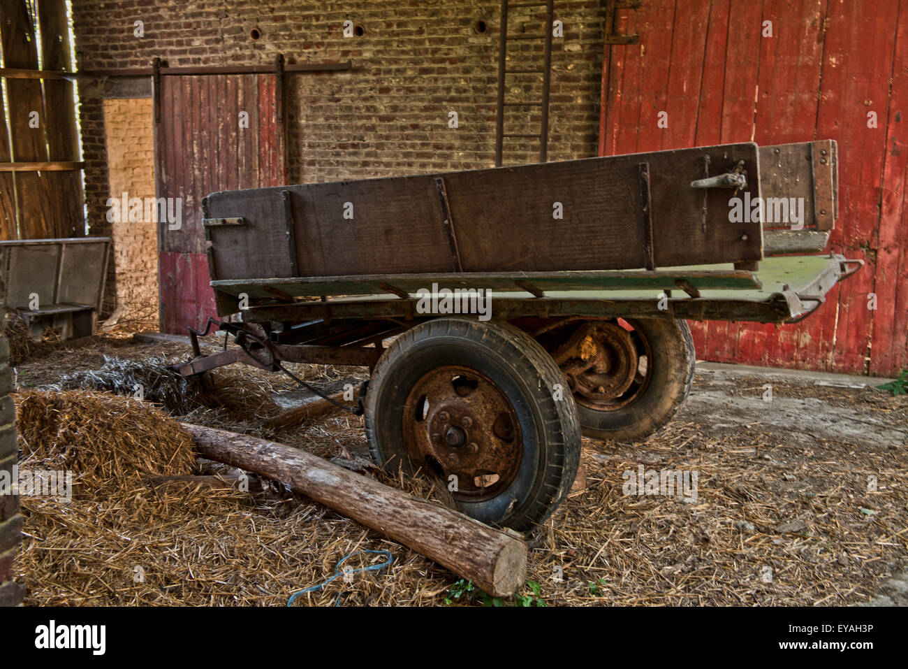 Esplorare urbano di un casale abbandonato in Belgio che ha ancora la maggior parte delle sue caratteristiche e mobili. Foto Stock