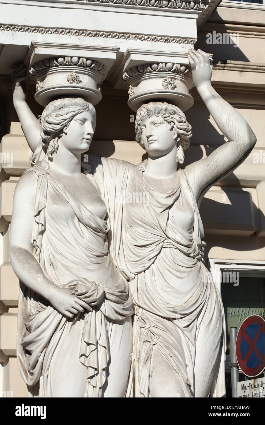 Due cariatidi da scultore austriaco Franz Anton von Zauner supportano l'ingresso principale al Palazzo Pallavicini a Josefsplatz di Vienna in Austria. Foto Stock