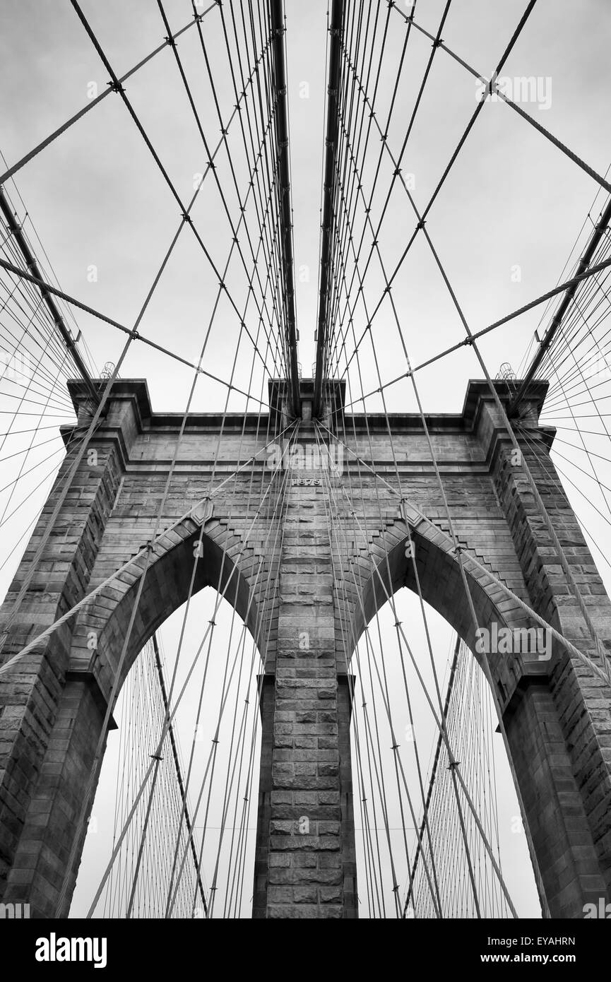 Ponte di Brooklyn New York City close up dettagli architettonici nel tempo in bianco e nero Foto Stock