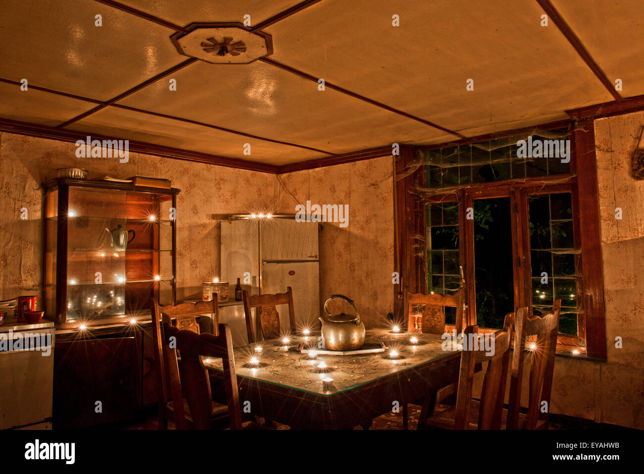 Esplorare urbano di un casale abbandonato in Belgio che ha ancora la maggior parte delle sue caratteristiche e mobili. Foto Stock