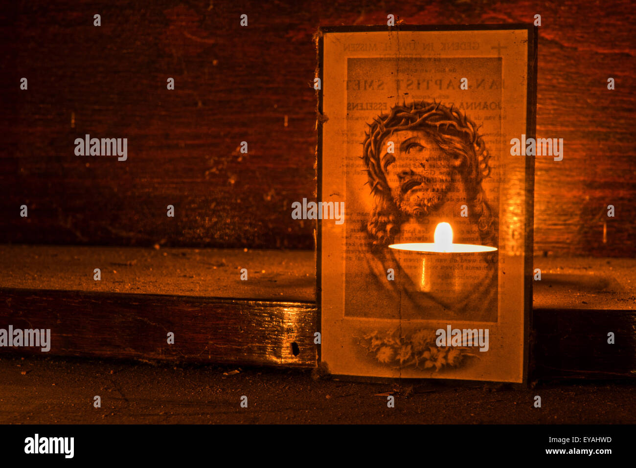 Esplorare urbano di un casale abbandonato in Belgio che ha ancora la maggior parte delle sue caratteristiche e mobili. Foto Stock