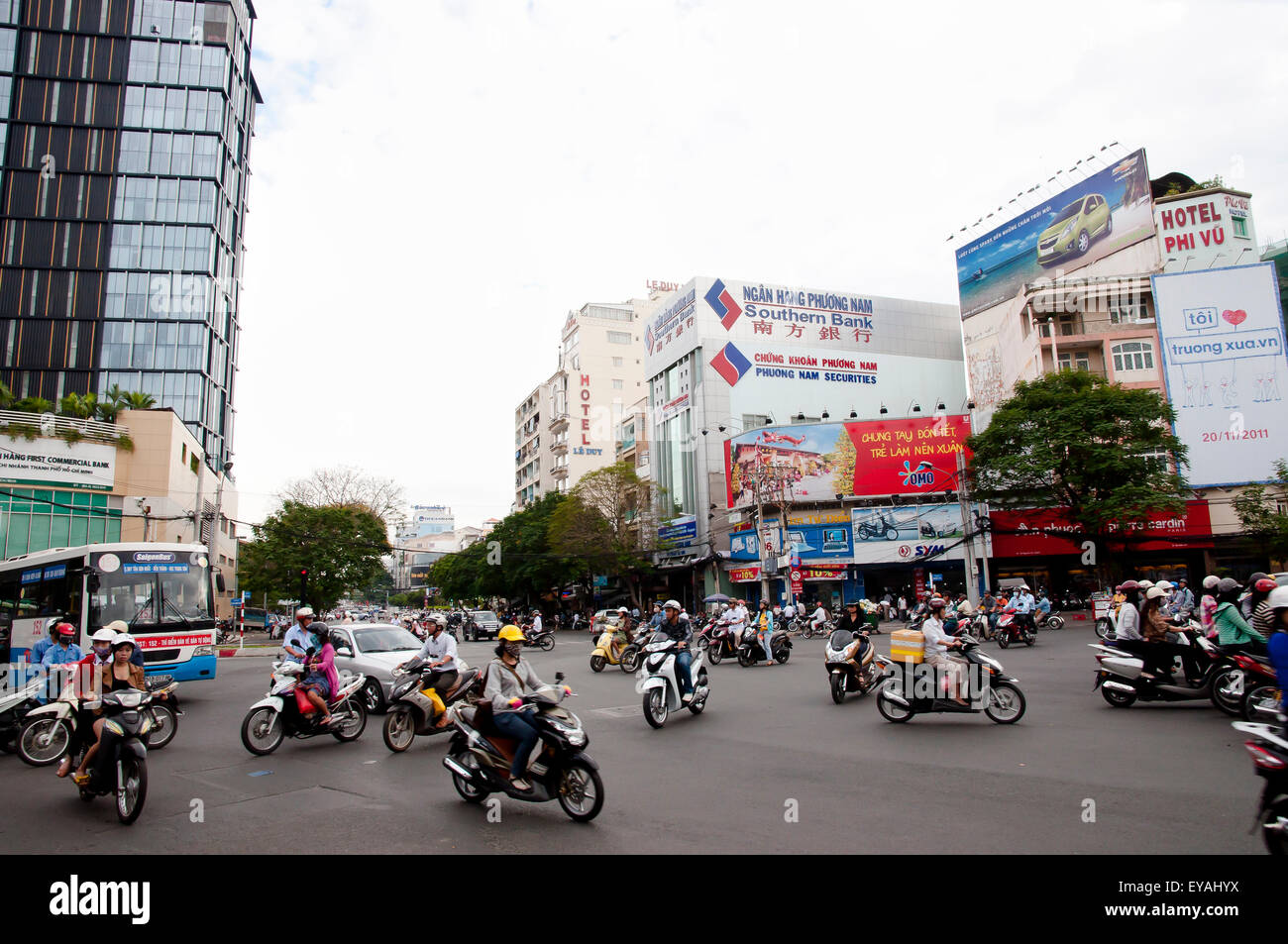 Il traffico della strada nella città di Ho Chi Minh (Saigon) che è la più grande città del sud del Vietnam Foto Stock