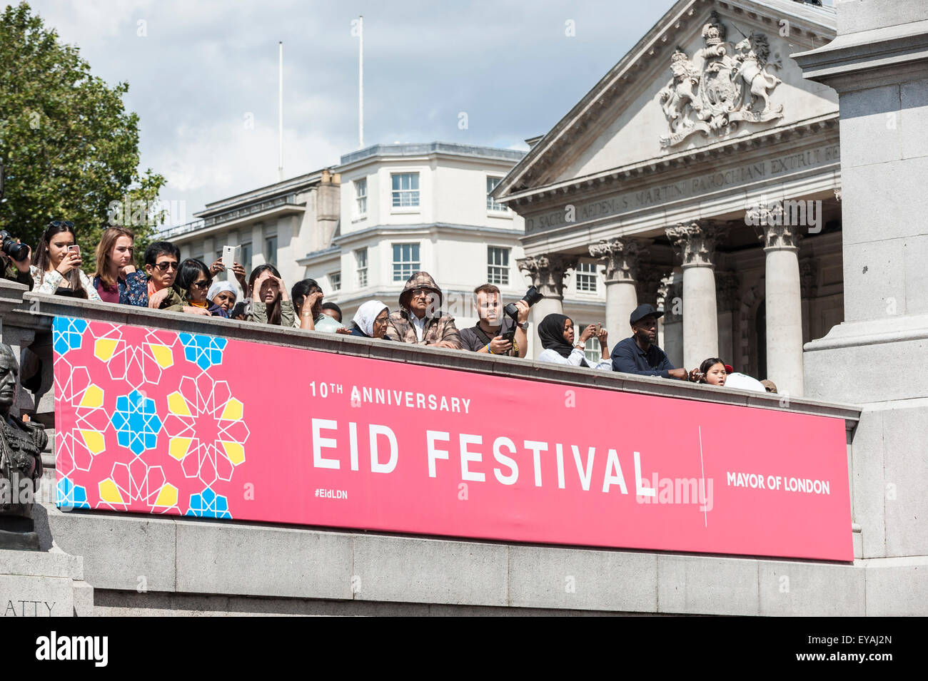 Londra, Regno Unito. Il 25 luglio 2015. L'Eid Festival celebra la fine del Ramadan e un evento annuale ha luogo in Trafalgar Square. Quest anno segna il decimo anniversario dell'evento gratuito come migliaia di londinesi e turisti in testa al quadrato per ascoltare musica, esempi di alimenti provenienti da tutto il mondo come pure prendere parte in attività speciali. Credito: Stephen Chung / Alamy Live News Foto Stock