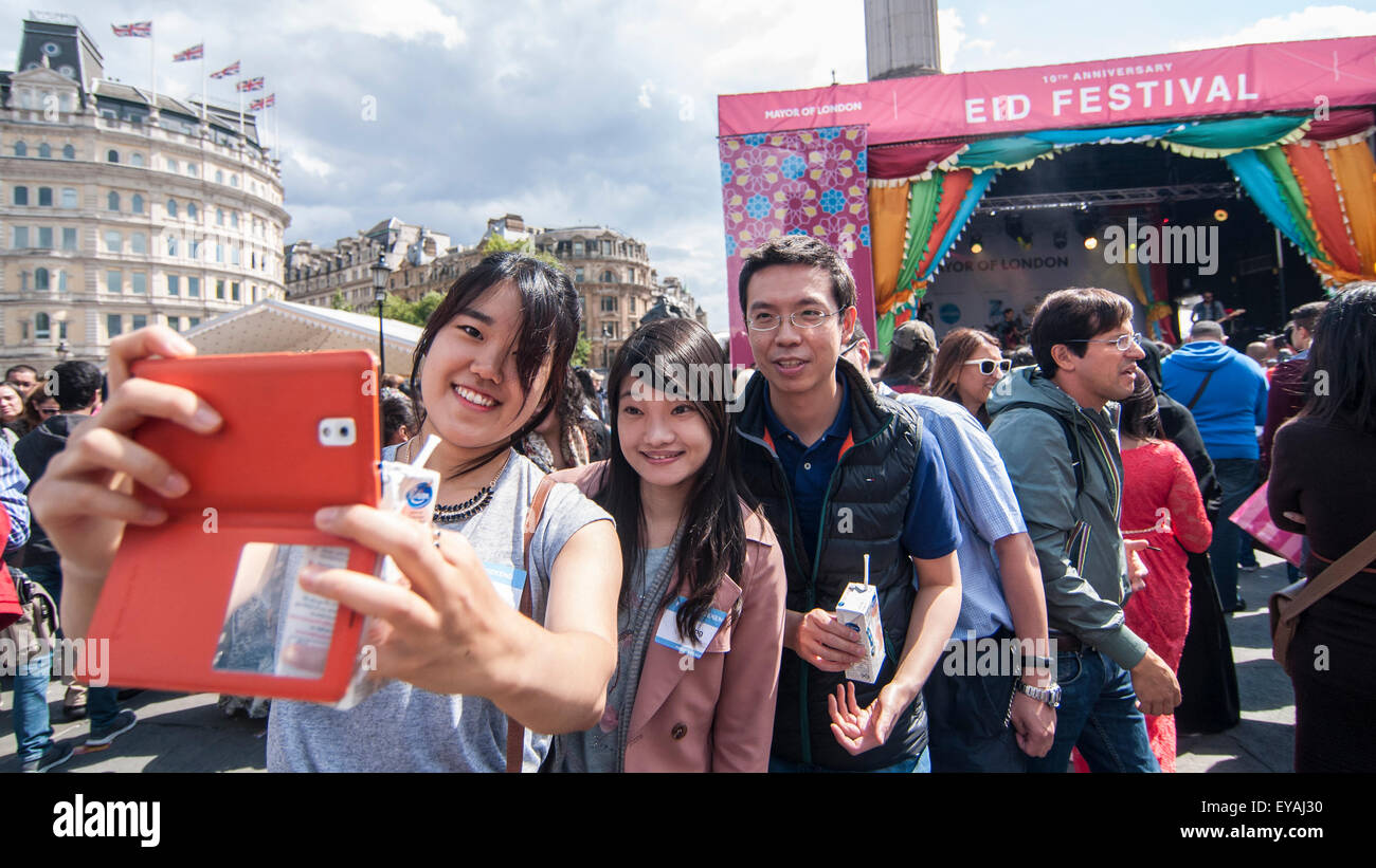 Londra, Regno Unito. Il 25 luglio 2015. L'Eid Festival celebra la fine del Ramadan e un evento annuale ha luogo in Trafalgar Square. Quest anno segna il decimo anniversario dell'evento gratuito come migliaia di londinesi e turisti in testa al quadrato per ascoltare musica, esempi di alimenti provenienti da tutto il mondo come pure prendere parte in attività speciali. Credito: Stephen Chung / Alamy Live News Foto Stock