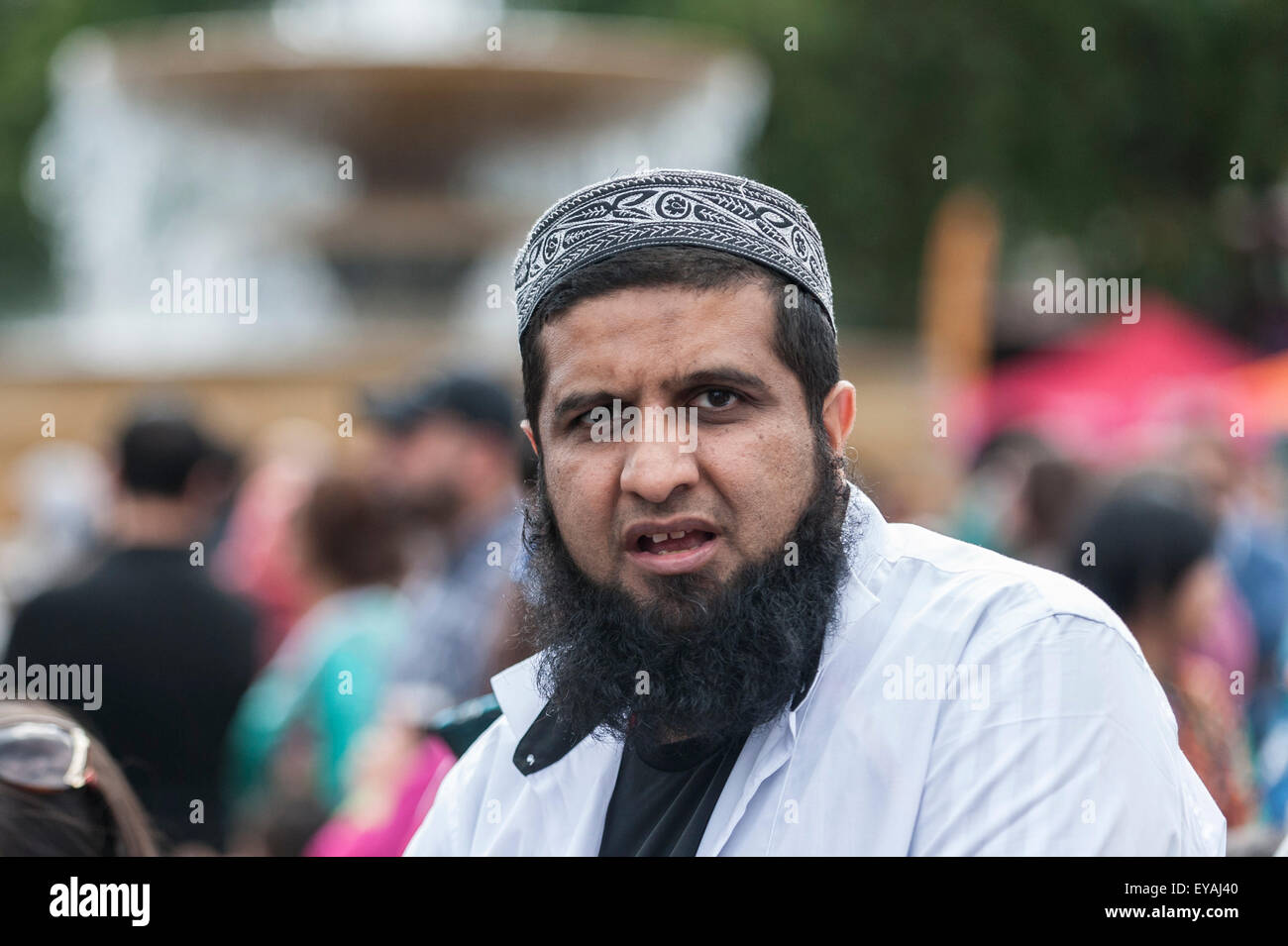 Londra, Regno Unito. Il 25 luglio 2015. L'Eid Festival celebra la fine del Ramadan e un evento annuale ha luogo in Trafalgar Square. Quest anno segna il decimo anniversario dell'evento gratuito come migliaia di londinesi e turisti in testa al quadrato per ascoltare musica, esempi di alimenti provenienti da tutto il mondo come pure prendere parte in attività speciali. Credito: Stephen Chung / Alamy Live News Foto Stock