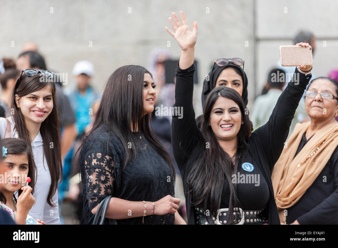 Londra, Regno Unito. Il 25 luglio 2015. L'Eid Festival celebra la fine del Ramadan e un evento annuale ha luogo in Trafalgar Square. Quest anno segna il decimo anniversario dell'evento gratuito come migliaia di londinesi e turisti in testa al quadrato per ascoltare musica, esempi di alimenti provenienti da tutto il mondo come pure prendere parte in attività speciali. Credito: Stephen Chung / Alamy Live News Foto Stock