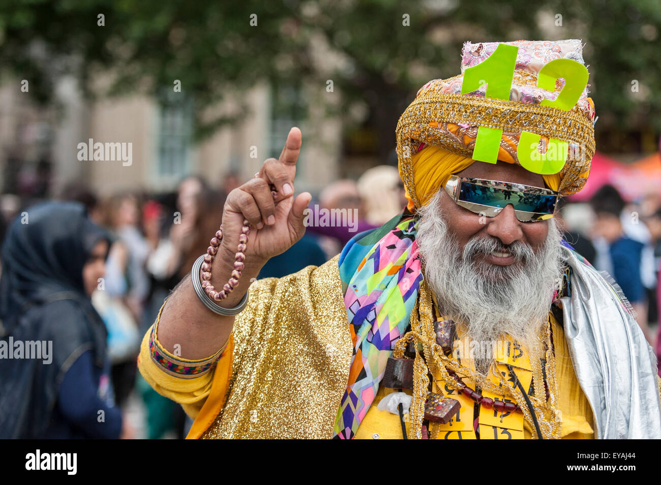 Londra, Regno Unito. Il 25 luglio 2015. L'Eid Festival celebra la fine del Ramadan e un evento annuale ha luogo in Trafalgar Square. Quest anno segna il decimo anniversario dell'evento gratuito come migliaia di londinesi e turisti in testa al quadrato per ascoltare musica, esempi di alimenti provenienti da tutto il mondo come pure prendere parte in attività speciali. Credito: Stephen Chung / Alamy Live News Foto Stock