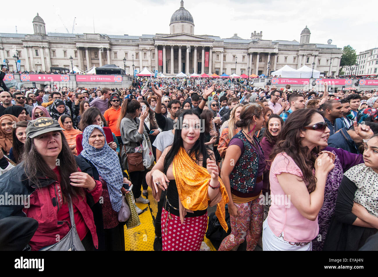 Londra, Regno Unito. Il 25 luglio 2015. L'Eid Festival celebra la fine del Ramadan e un evento annuale ha luogo in Trafalgar Square. Quest anno segna il decimo anniversario dell'evento gratuito come migliaia di londinesi e turisti in testa al quadrato per ascoltare musica, esempi di alimenti provenienti da tutto il mondo come pure prendere parte in attività speciali. Credito: Stephen Chung / Alamy Live News Foto Stock