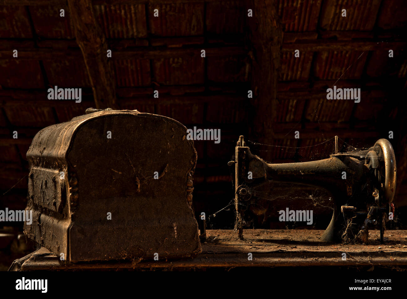 Esplorare urbano di un casale abbandonato in Belgio che ha ancora la maggior parte delle sue caratteristiche e mobili. Foto Stock