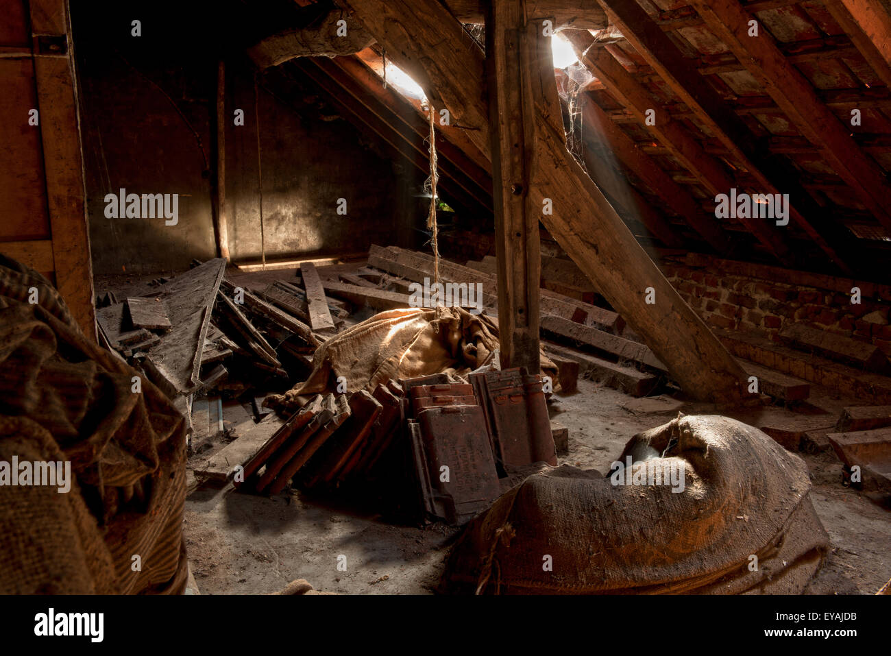 Esplorare urbano di un casale abbandonato in Belgio che ha ancora la maggior parte delle sue caratteristiche e mobili. Foto Stock