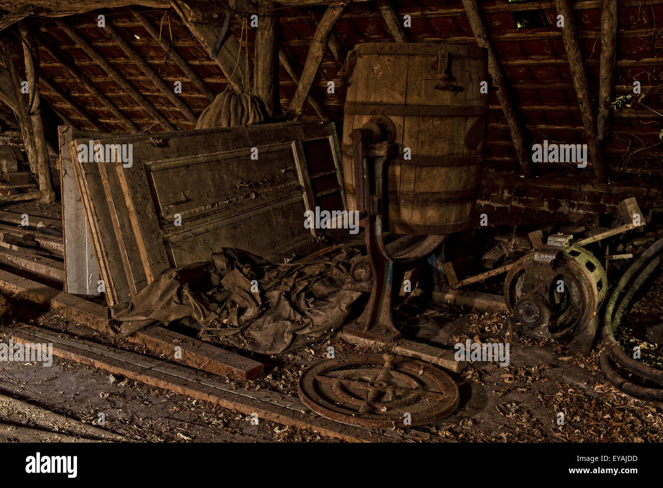 Esplorare urbano di un casale abbandonato in Belgio che ha ancora la maggior parte delle sue caratteristiche e mobili. Foto Stock