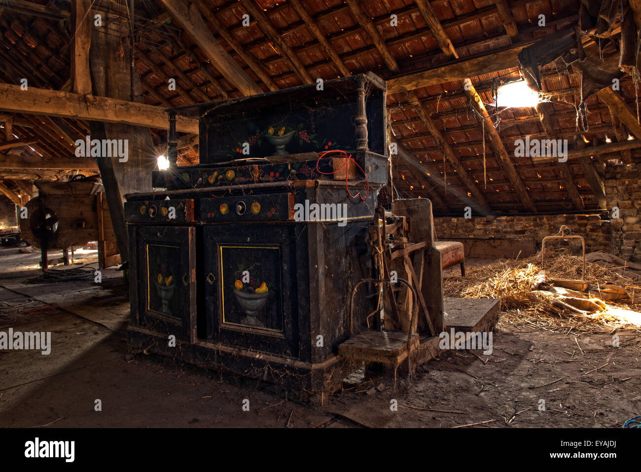 Esplorare urbano di un casale abbandonato in Belgio che ha ancora la maggior parte delle sue caratteristiche e mobili. Foto Stock