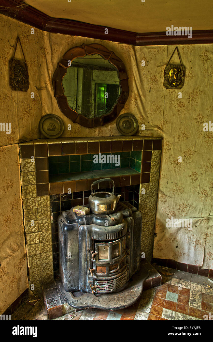 Esplorare urbano di un casale abbandonato in Belgio che ha ancora la maggior parte delle sue caratteristiche e mobili. Foto Stock