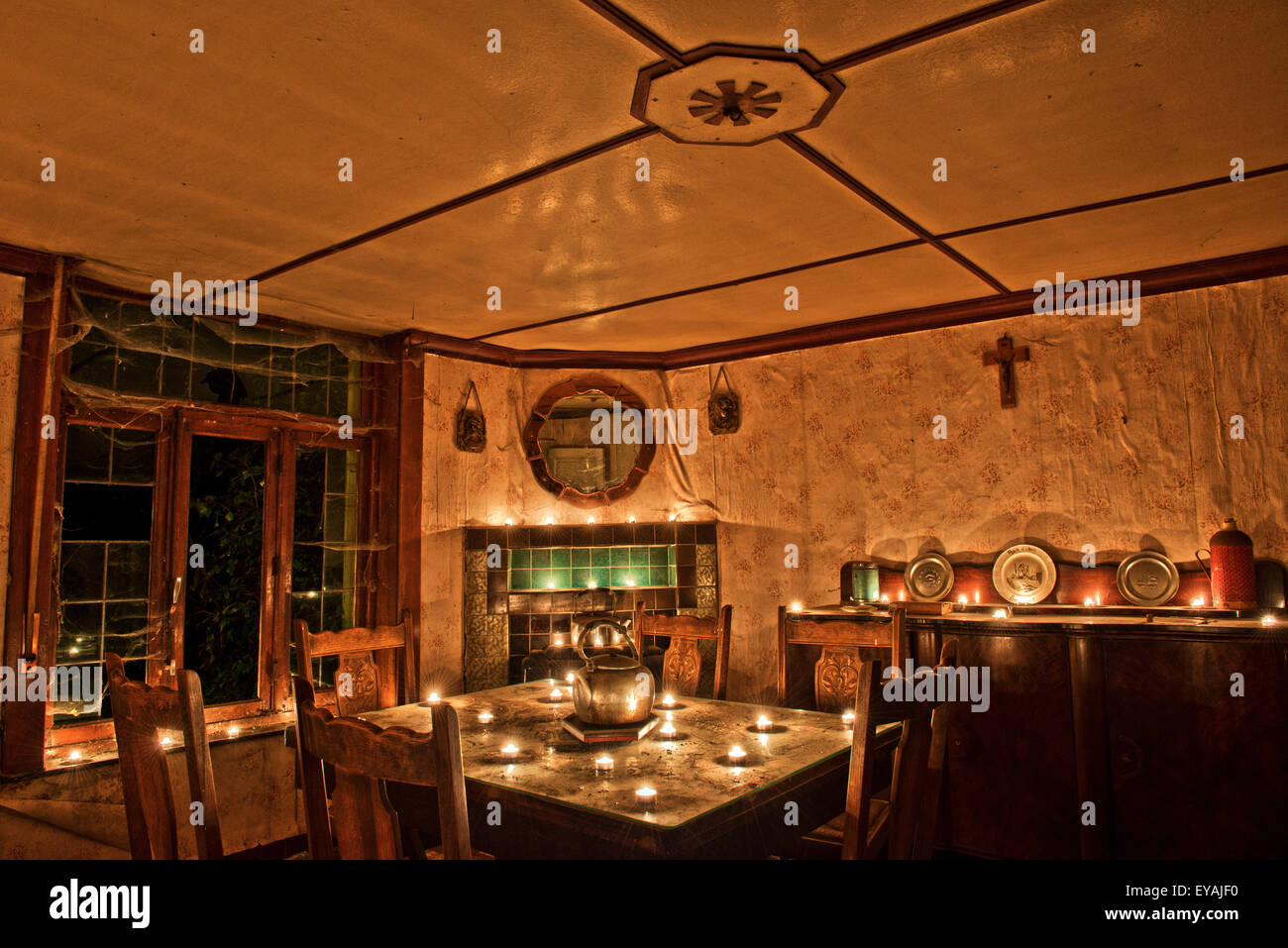 Esplorare urbano di un casale abbandonato in Belgio che ha ancora la maggior parte delle sue caratteristiche e mobili. Foto Stock