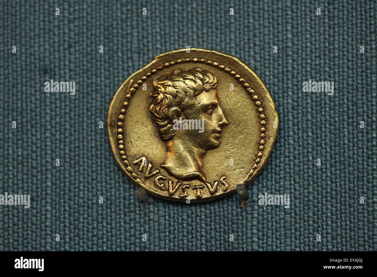 Golden aureus dell'Imperatore Augusto. Roman golden moneta coniata durante il regno dell'imperatore romano Augusto (27 BC - 14 AD). Kunsthistorisches Museum, Vienna, Austria. Foto Stock