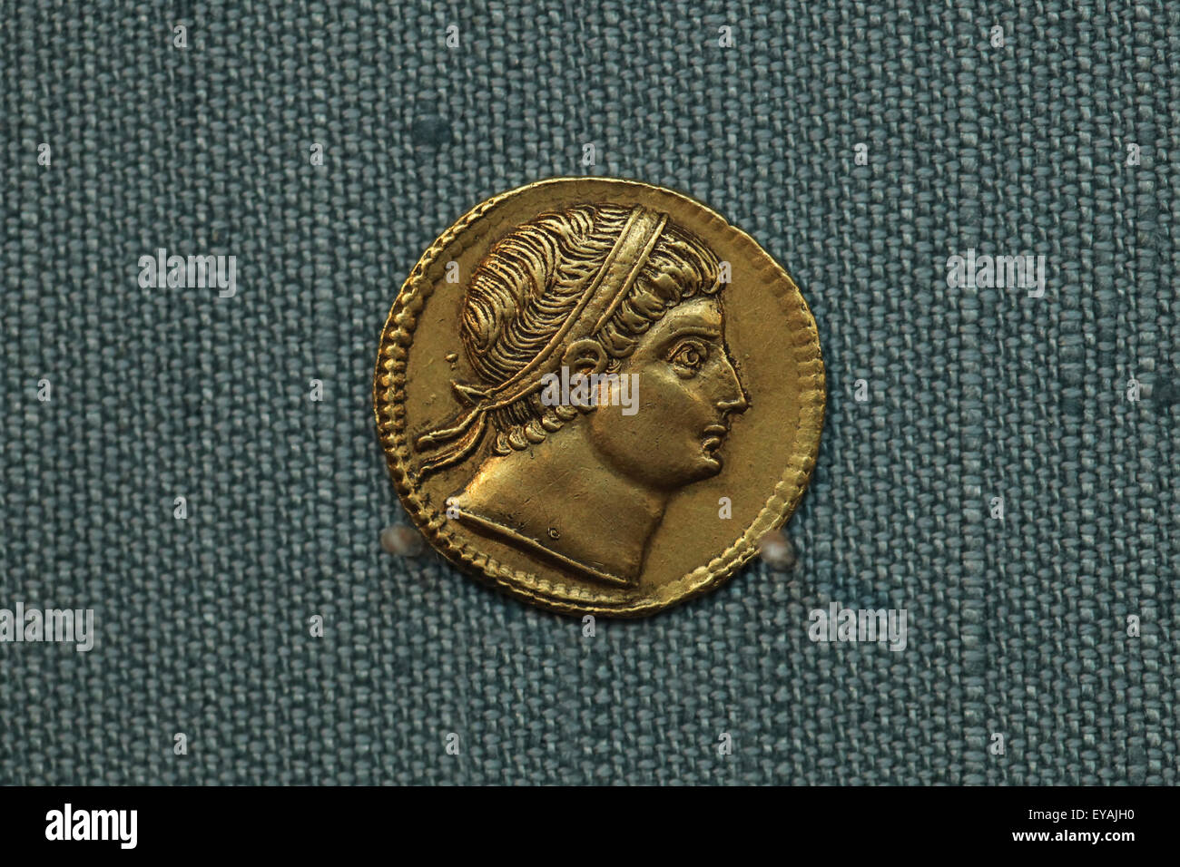Golden solidus di Costantino il Grande. Roman golden moneta coniata durante il regno dell'imperatore romano Costantino I (306-337 d.C.) in Ticinum o Nicomedia. Kunsthistorisches Museum, Vienna, Austria. Foto Stock