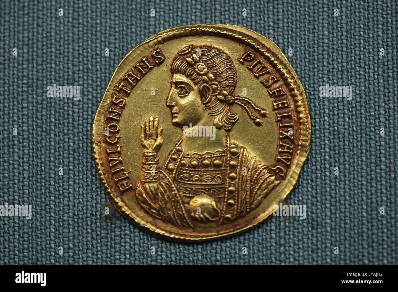 Golden medallion (doppia solidus) dell'Imperatore Constans. Roman golden medaglia coniata nel regno di imperatore romano Constans I (337-350 AD) in Siscia, ora Sisak in Croazia. Kunsthistorisches Museum, Vienna, Austria. Foto Stock