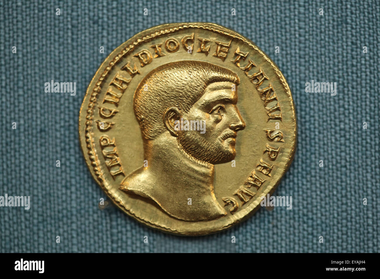 Golden medallion (doppia solidus) dell'imperatore Diocleziano. Roman golden medaglia coniata nel regno di imperatore romano Diocleziano (284-305 AD). Kunsthistorisches Museum, Vienna, Austria. Foto Stock