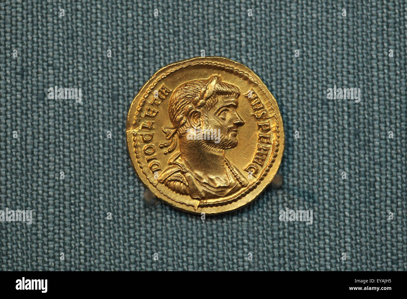 Golden aureus dell imperatore Diocleziano. Roman golden medaglia coniata nel regno di imperatore romano Diocleziano (284-305 AD). Kunsthistorisches Museum, Vienna, Austria. Foto Stock