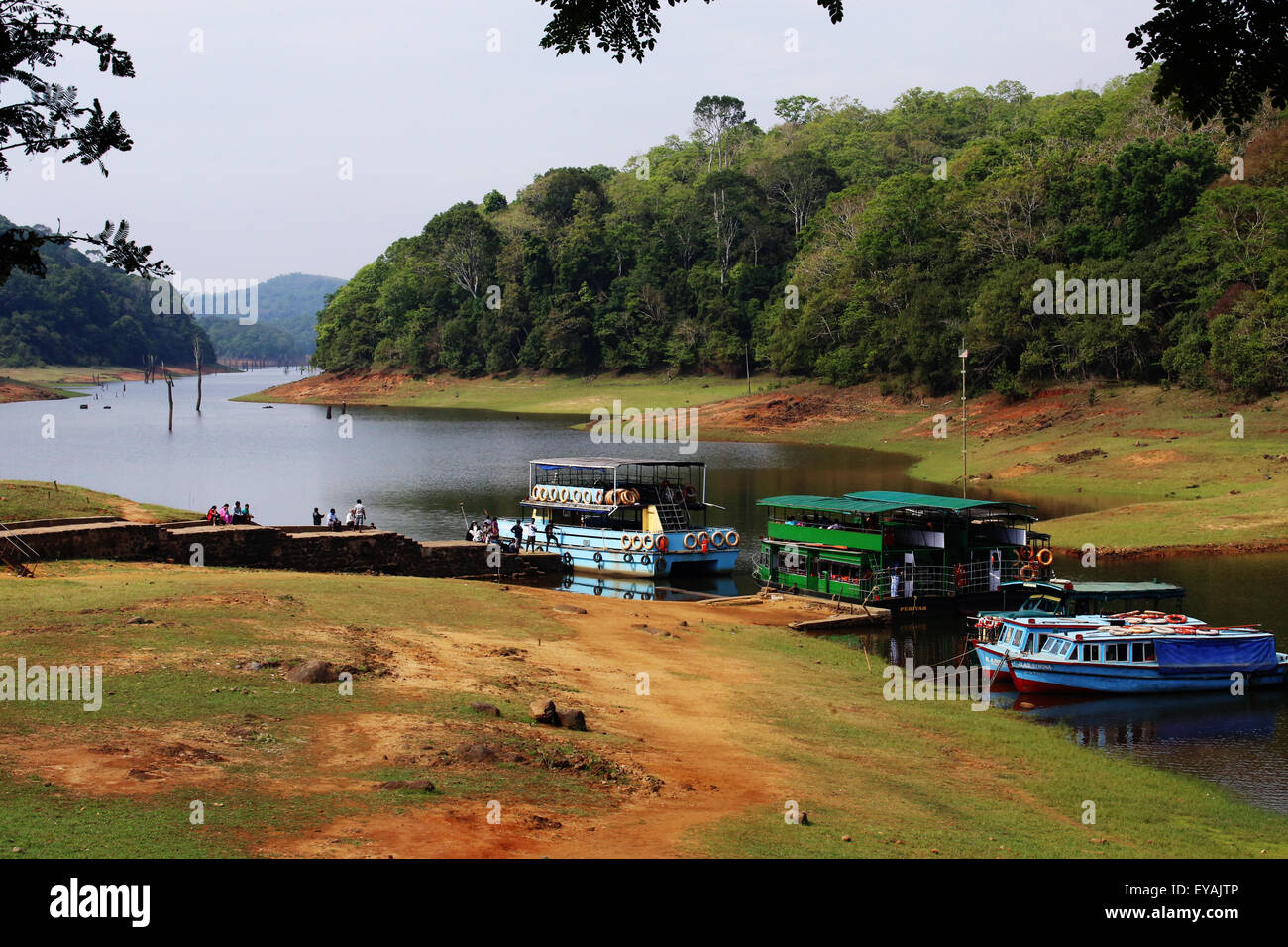 Imbarcazioni da diporto tenetevi pronti per andare a visitare le attrazioni turistiche gita al lago di Thekkady, parte di del Periyar Riserva della Tigre e la vita selvatica Santuario Foto Stock