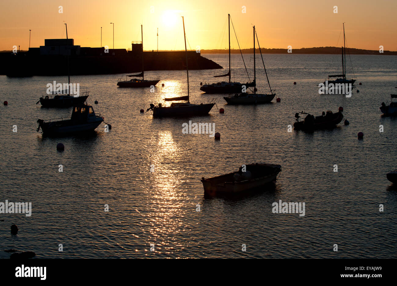 Bel tramonto sul porto tranquillo a Howth, Dublino, Irlanda Foto Stock