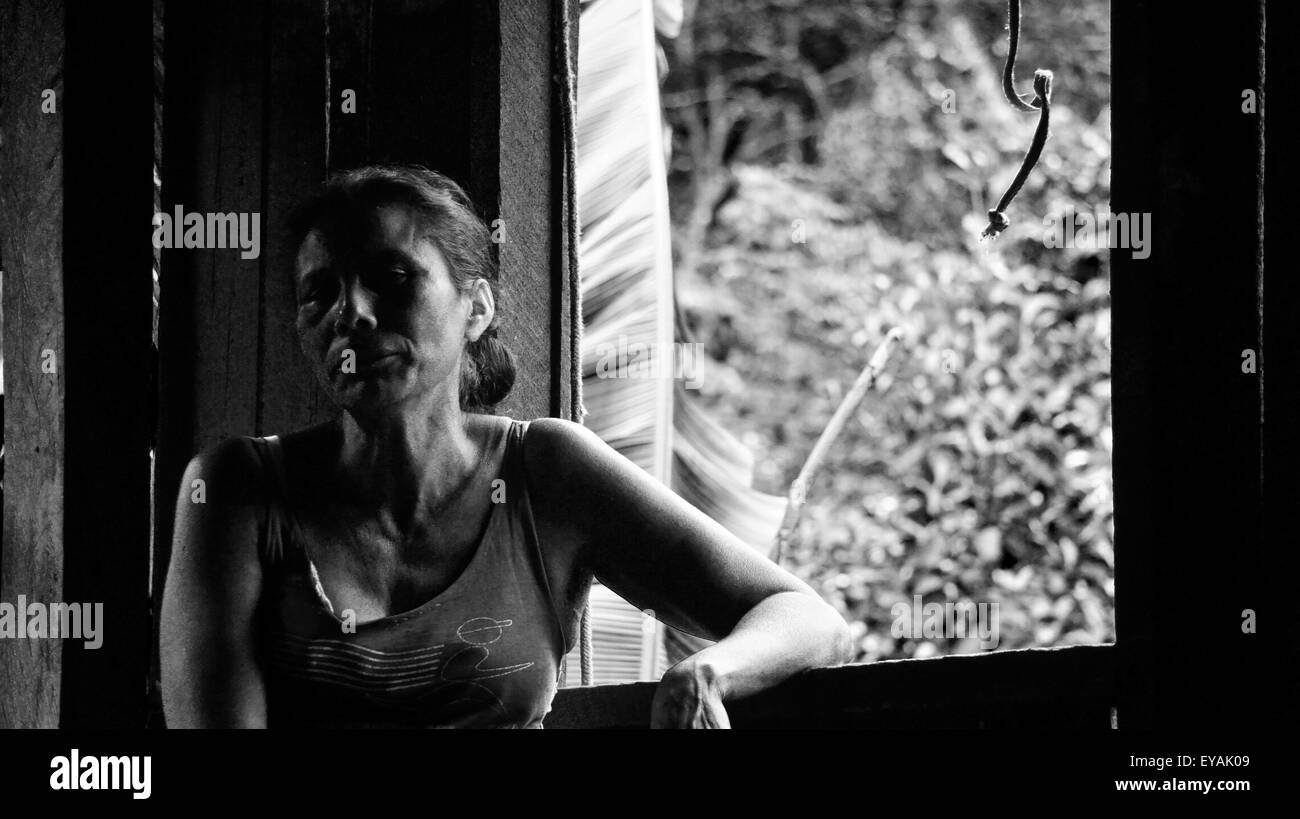 Foto in bianco e nero di una donna in una capanna nel nord del Brasile Foto Stock