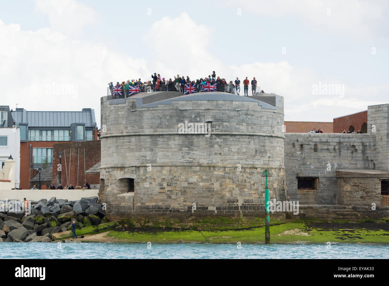 Portsmouth, Regno Unito. Il 25 luglio 2015. La folla sulla sommità della torre rotonda in Old Portsmouth visualizzando la bandiera europea e il tifo per Ben Ainslie's Bar della copertura vegetale team. Credito: MeonStock/Alamy Live News Foto Stock