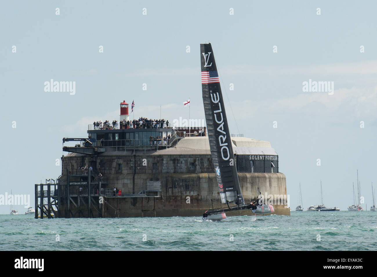 Portsmouth, Regno Unito. Il 25 luglio 2015. Team Oracle USA vola a scafo con Spitbank Fort in background durante la corsa. Credito: MeonStock/Alamy Live News Foto Stock